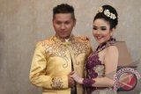 Penyanyi dan presenter Gading Martin dan Giselle Anastasia saat melakukan sesi pemotretan fitting kebaya utk booklet sebuah produk kebaya di kawasan Pertukangan, Jakarta Selatan, Rabu , (4/12). Pasangan selebritis ini berencana akan menikah pada September 2013 di pulau Dewata, Bali.FOTO ANTARA/Teresia May/Koz/pd/12. 