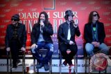 Personil kelompok band asal Amerika Serikat, Guns N 'Roses Tommy Stinson (bas), Ron " Bumblefoot" Thal (Gitar), Daren Jay Ashba ( gitar) dan Dizzy Reed (Gitar) minus Ax'l Rose (vokalis) menghadiri konfrensi pers jelang konser Guns N' Roses bertajuk " Djarum Super Guns N'Roses Live In Jakarta, di Hotel Mulia, Jakarta, Jumat, (14/12). Band legendaris ini akan menggelar konser pertamanya di Indonesia pada 15 Desember 2012 di Lapangan D Senayan. FOTO ANTARA/Teresia May/Koz/pd/12.