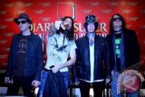 Personil kelompok band asal Amerika Serikat, Guns N 'Roses Tommy Stinson (bas), Ron " Bumblefoot" Thal (Gitar), Daren Jay Ashba ( gitar) dan Dizzy Reed (Gitar) minus Ax'l Rose (vokalis) menghadiri konfrensi pers jelang konser Guns N' Roses bertajuk " Djarum Super Guns N'Roses Live In Jakarta, di Hotel Mulia, Jakarta, Jumat, (14/12). Band legendaris ini akan menggelar konser pertamanya di Indonesia pada 15 Desember 2012 di Lapangan D Senayan. FOTO ANTARA/Teresia May/Koz/pd/12.