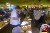 Karim Aristides, praktisi, pengamat dan kolektor durian Indonesia sedang mengamati durian peserta kontes durian unggul se-Kalbar, di Kecamatan Sekayam, Kabupaten Sanggau, Sabtu (15/12).