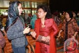 Jakarta (ANTARA Kaltim) - Bupati Kutai Kartanegara Rita Widyasari berbincang dengan Menteri Pemberdayaan Perempuan dan Perlindungan Anak Linda Amalia Sari Gumelar usai acara Talkshow "Kesetaraan Gender dalam Rumah Tangga Tanggung Jawab Bersama Laki-Laki dan Perempuan" di gedung Jakarta Convention Center (JCC), Jumat (7/12). (Hayru Abdi/ANTARA Kaltim)

