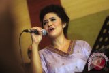 Penyanyi Krisdayanti berlatih untuk tampil pada konser malam tahun baru 2013 di Studio Bepbop di kawasan Tebet, Jakarta, Rabu (26/12). Tiga diva papan atas Indonesia Vina Panduwinata, Krisdayanti dan Dira Sugandi akan dipertemukan dalam satu panggung pada acara perayaan malam tahun baru 2013 di hotel Aston Marina, Ancol Jakarta. FOTO ANTARA/Pey Hardi Subiantoro/ss/AMA/12 