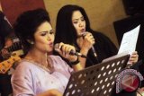 Penyanyi Krisdayanti dan Vina Paduwinata berlatih untuk tampil pada konser malam tahun baru 2013 di Studio Bepbop di kawasan Tebet, Jakarta, Rabu (26/12). Tiga diva papan atas Indonesia Vina Panduwinata, Krisdayanti dan Dira Sugandi akan dipertemukan dalam satu panggung pada acara perayaan malam tahun baru 2013 di hotel Aston Marina, Ancol Jakarta. FOTO ANTARA/Pey Hardi Subiantoro/ss/AMA/12 