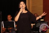 Penyanyi Vina Paduwinata berlatih untuk tampil pada konser malam tahun baru 2013 di Studio Bepbop di kawasan Tebet, Jakarta, Rabu (26/12). Tiga diva papan atas Indonesia Vina Panduwinata, Krisdayanti dan Dira Sugandi akan di dipertemukan dalam satu panggung pada acara perayaan malam tahun baru 2013 di hotel Aston Marina, Ancol Jakarta. FOTO ANTARA/Pey Hardi Subiantoro/ss/AMA/12 