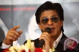 Penyanyi dan bintang film Shah Rukh Khan saat hadir dalam konfrensi pers jelang konsernya di ruang Java, Hotel Shangri-La, Jakarta Pusat, Jumat (7/12). Shah Rukh Khan bersama Bipasha Basu, Rani Mukherji dan Preity Zinta akan menghibur penggemar di Indonesia dalam konser "Temptation Reloaded" di Sentul International Cenvention Center, Bogor pada 8 Desember 2012. FOTO ANTARA/Teresia May