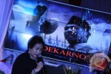 Putri Presiden RI Pertama, Racmawati Soekarnoputri menjawab sejumlah pertanyaan pada konfrensi pers pembuatan film Sukarno Indonesia Merdeka di Gedung Museum Perumusan Naskah Proklamasi, Diponegoro, Jakarta, Selasa (18/12). Film yang mengangkat cerita perjuangan dan pemikiran Sang Proklamator Soekarno dengan latar belakang tahun 1920an hingga masa kemerdekaan itu dirilis pada Agustus 2013. FOTO ANTARA/Teresia May