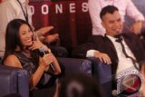 Anggun C Sasmi (kiri) bersama Ahmad Dhani (kanan) ketika dalam Jumpa pers X Factor Indonesia di Studio RCTI , Jakarta, Rabu (19/12). X Factor Indonesia merupakan sebuah pagelaran ajang pencarian bakat penyanyi yang telah sukses di 40 negara.Pagelaran yang ditayangkan oleh RCTI ini akan tayang perdana pada 28 Desember 2012 mendatang. FOTO ANTARA/Pey Hardi Subiantoro/NZ/12. 