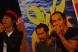 Jakarta (Antara Bali) - Grup Band Slank tampil pada peluncuran novel politik "Slank 5 Hero dari Atlantis (Peace Virus Padi dan Sayur)", karya peneliti senior Soegeng Sarjadi Syndicate, Rukardi Rinakit di Jakarta, Senin (28/1). Peluncuran novel politik untuk semua umur tersebut berisi cerita fiksi tentang personel Slank karena dianggap memiliki perhatian dengan Indonesia dalam syair lagunya. FOTO ANTARA/Wahyu Putro A/nym/2013.