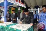 Amuntai, 7/1 - HAB KEMENAG 67 - Bupati Hulu Sungai Utara (HSU) Abdul Wahid menandatatangani prasasti pembangunan dua Kantor Urusan Agama (KUA) kecamatan Paminggir dan Haur Gading saat Peringatan ke 67 Hari Amal Bakti (HAB) Kemenag Kabupaten HSU, Kamis (3/1). Selain itu juga diserahkan penghargaan untuk KUA Terbaik Tingkat Provinsi Kalsel kepada KUA Kecamatan Amuntai Tengah, Mesjid Teladan dan penyuluh teladan tingkat Kabupaten HSU serta pemberian tali asih untuk pegawai kemenag yg purna tugas diserahkan oleh kepala kantor kemenag HSU.(Foto ANTARA/Edy-humas/C). 