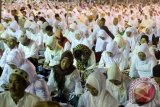 Ribuan masyarakat Gorontalo saat mengikuti dzikir akbar dalam menyambut pergantian tahun dari 2012 ke 2013 di Lapangan Taruna, Kota Gorontalo, Senin (31/12). Dzikir akbar adalah event tahunan dari  Pemerintah Kota Gorontalo. (FOTO ANTARA/Basri Marzuki/Koz/pd/13)