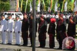 Samarinda (ANTARA Kaltim) - Para penerima penghargaan tampak bersiap menerima penghargaan dari Wali Kota Samarinda pada Peringatan Hari Jadi Kota Samarinda ke-345 di Halaman GOR Segiri, Senin (21/1). (Arief/ANTARA)