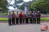 Jajaran Direksi dan Dewas LKBN ANTARA foto bersama di halaman Istana Presiden (FOTO ANTARA)