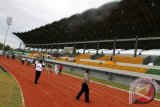 Banjar, 18/1 - STADION DEMANG LEHMAN SIAP DIGUNAKAN - Seorang petugs melintas di depan tribun Stadion Demang Lehman yang baru saja diresmikan Bupati Banjar Sultan Haji Khairul Saleh, Jumat (18/1). Stadion Demang Lehman akan digunakan tim Barito Putera dalam laga kandang pertama ISL melawan Arema Malang pada Minggu (20/1). Foto ANTARA/Herry Murdy Hermawan/B