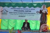Amuntai, 21/1 - HAU BANGUN RUMAH TAHFIZ - Ketua TP PKK HSU Dra Hj. Annisah Rasyidah Wahid saat meresmikan rumah tahfiz, Minggu (20/1). Rumah Tahfiz 'Darul Qur'an' cabang Amuntai yang di gagas dan dikembangkan pertama kali oleh Yayasan Darul Qur'an Nusantara pimpinan Ustadz Yusuf Mansyur di Jakarta ini bertujuan melakukan pembibitan penghapal Al-Qur'an dengan target mencetak 100 ribu penghapal Al-Qur'an di Indonesia hingga 2015.(Foto ANTARA/humas-eddy/C)