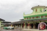 Banjarmasin, 10/1 - DIHANTAM ANGIN PUTING BELIUNG - Kubah Masjid Jami Jalan Antasan Kecil Timur Banjarmasin terjatuh dan terlempar sejauh tujuh meter akibat dihantam angin puting beliung yang terjadi, Kamis (9/1).Badan Penanggulangan Bencana Daerah (BPBD) Kalimantan Selatan mengimbau bila terjadi cuaca ekstrim yang berpotensi angin puting beliung agar jangan berteduh di bawah pohon besar.(Foto ANTARA/Abel-esemka2/D) 