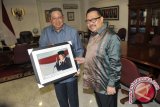 Jakarta (ANTARA News) - Presiden Susilo Bambang Yudhoyono (kiri) menerima foto dari Dirut Perum LKBN Antara, Saiful Hadi (kanan) di kantor Presiden, Jakarta, Jumat (11/1). (Prasetyo Utomo/ANTARA)