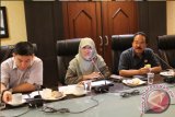 Samarinda (ANTARA Kaltim) â€“ Ketua Badan Legislasi DPRD Kaltim, H Rakhmat Majid Gani dan Wakil Ketua Banleg, Andarias P Sirenden, memimpin pertemuan Banleg dengan Forum Dayak Menggugat (FDM) membahas rencana pembuatan Perda Perlindungan Hak Adat Dayak. (Herlinda Yunianti/Humas DPRD Kaltim)