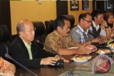 Samarinda (ANTARA Kaltim) â€“ Ketua Badan Legislasi DPRD Kaltim, H Rakhmat Majid Gani dan Wakil Ketua Banleg, Andarias P Sirenden, memimpin pertemuan Banleg dengan Forum Dayak Menggugat (FDM) membahas rencana pembuatan Perda Perlindungan Hak Adat Dayak. (Herlinda Yunianti/Humas DPRD Kaltim)