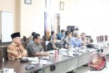 Samarinda (ANTARA Kaltim) - Para anggota Badan Musyawarah (Bamus) DPRD Kaltim melakukan rapat menyusun jadwal masa persidangan I 2013. (Akbar Pamungkas/Humas DPRD Kaltim)  