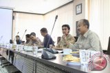 Samarinda (ANTARA) - Ketua Komisi III DPRD Kaltim, Dahri Yasin, didampingi para anggota Komisi III menggelar rapat kerja dengan perwakilan Dinas Pertambangan dan Energi Provinsi Kaltim, manajemen PLN Wilayah Kalimantan, PLN Cabang Samarinda, Pertamina EP, PT SEMCO dan PT SEMBERANI PERSADA OIL membahas soal listrik. Usulan membangun Pembangkit Listrik Tenaga Air (PLTA) mengemuka. (Aditya Lesmana/Humas DPRD Kaltim)  