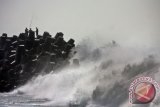 Sejumlah warga melakukan aktivitas memancing di Pantai Glagah, Kulon Progo, Yogyakarta, Minggu (13/1). Badan Meteorologi, Klimatologi, dan Geofisika memperkirakan tinggi gelombang laut selatan Daerah Istimewa Yogyakarta hingga 17 Januari 2013 antara 2 hingga 4 meter sebagai imbas dari pengaruh badai "Narelle". FOTO ANTARA/Sigid Kurniawan/ss/pd/13