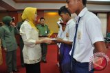 Martapura, 7/1 - BANTUAN GN-OTA -  Ketua Gerakan Nasional Orang tua Asuh (GN-OTA) Kabupaten Bajar Hj. Raudatul Jannah Khairul Saleh memberikan bantuan kepada 340 siswa siswi SD SMP SMA penerima bantuan GNOTA kabupaten Banjar tahun 2012 di Mahligai Sultan Adam, Senin (7/1).Di Kabupaten Banjar selain GN-OTA juga ada Gerakan Saudara Asuh (GSA)yang membantu siswa dan warga miskin yang memiliki andil yang sangat signifikan dalam ikut mensukseskan program wajib belajar 9 tahun khususnya dalam memberikan bantuan kepada siswa siswi berprestasi yang kurang mampu.(Foto ANTARA/pus-Humas Banjar/Asmuni/C)
