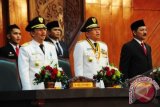 Menteri Dalam Negeri (Mendagri), Gemawan Fauzi (kanan) bersama pasangan Gubernur dan Wakil Gubernur Kalbar terpilih yaitu Cornelis (dua kanan) dan Christiandy Sanjaya (dua kiri), saat mengikuti upacara pelantikan dalam Sidang Paripurna DPRD Kalbar, di Pontianak, Senin (14/1). Cornelis dan Christiandy Sanjaya yang diusung oleh PDIP dan Partai Demokrat tersebut, resmi menjabat kembali sebagai Gubernur dan Wakil Gubernur Kalbar periode 2013-2018. FOTO ANTARA/Jessica Helena Wuysang