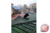 Banjarmasin, 9/1 - HUJAN DAN ANGIN RIBUT - Sebagian atap sebuah bangunan kantor di kawasan jalan Brigjen Hasan Basri terbuka karena dihantam angin deras berserta hujan lebat yang terjadi, Rabu, (9/1). Badan Meteorologi Klimatologi dan Geofisika (BMKG) memperkirakan hujan lebat berserta angin deras berpotensi angin puting beliung masih akan mengancam Kalimantan Selatan hingga Maret 2013.(Foto ANTARA/Icha Norjanah/D) 