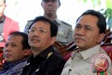 Menteri Kehutanan Zulkifli Hasan (kanan) didampingi Wakil Gubernur Kalimantan Barat Cristiandy Sanjaya (tengah) dan Wakil Ketua DPR Taufik Kurniawan (kiri) ketika menghadiri Gerakan Menanam Pohon di Kampus Baru Universitas Muhammadiyah Pontianak, Kabupaten Kubu Raya, Pontianak, Kalimantan Barat, Selasa (29/1). Menteri Kehutanan Zulkifli Hasan Optimis realisasi penanaman pohon baru di Indonesia sepanjang tahun 2012 akan melampaui angka 1,5 miliar batang. FOTO ANTARA/M Agung Rajasa