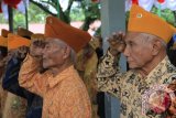 Sangasanga (ANTARA Kaltim) - Para veteran yang ikut menghadiri upacara peringatan Peristiwa Merah Putih ke-66 di Sangasanga, Kutai Kartanegara, Minggu (27/1) pagi. (Hayru Abdi/ANTARA Kaltim)