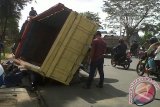 Truk angkut susu dengan nomor polisi KB 9259 SA mengalami kecelakaan tunggal di jalan depan kediaman dinas Gubernur Kalbar, Jalan A Yani Pontianak, pada Jumat sekitar pukul 09.00 WIB. Kondisi itu mengakibatkan jalan yang tersendat dengan antrean mobil dan kendaraan bermotor lainnya yang agak macet hingga depan Masjid Mujahidin. Foto ANTARA Kalbar/Teguh Imam Wibowo