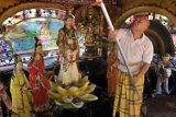 Denpasar (Antara Bali) - Warga keturunan etnis Tionghoa membersihkan patung Dewi Datu saat menyiapkan tempat ibadah menjelang Hari Imlek 2564 di Kelenteng Griya Kongco Dwipayana, Denpasar, Bali, Senin (4/2). Menjelang perayaan tahun baru China itu, sejumlah Kelenteng di Denpasar mulai dipersiapkan sebagai pusat persembahyangan. FOTO ANTARA/Nyoman Budhiana/nym/2013.