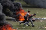 Medan (Antara Bali) - Seorang polisi menangkap seorang demonstran saat simulasi pengamanan pemilihan kepala daerah (Pilkada) di Medan, Sumut, Sabtu (9/2). Kegiatan tersebut untuk persiapan pihak kepolisian untuk mengamankan Pilkada Sumut yang dijadwalkan berlangsung pada 7 Maret 2013. FOTO ANTARA/Septianda Perdana/nym/2013.