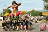 Turis Senang dengan Ogoh-Ogoh di Bali