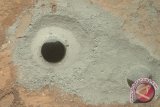  Robot Curiosity mengebor batuan Mars