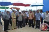 Samarinda (ANTARA Kaltim). Pemilik Bosowa Grup, Aksa Mahmud (ketiga dari kiri) bersama Wali Kota Samarinda, Syaharie Jaang (kedua dari kiri) saat meninjau 'Batching Plant' atau mesin pembuat beton untuk mensuplai kebutuhan semen bagi pembangunan Bandara Samarinda Baru, Selasa (26/2). Batching Plant yang dibangun dengan nilai investasi Rp1,5 miliar akan mensuplai 40 ribu kubik beton bagi pembangunan Bandara Samarinda Baru.(Amirullah/ANTARA)