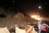 Warga menyaksikan longsor yang menutup ruas Tol Cipularang KM 100, Purwakarta, Jawa Barat, Selasa (12/2). Longsor tersebut mengakibatkan ruas tol arah Bandung menuju Jakarta tidak dapat dilalui karena tertutup material longsor. (FOTO ANTARA/str-Fathan Okta)