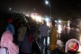 Warga menyaksikan longsor yang menutup ruas Tol Cipularang KM 100, Purwakarta, Jawa Barat, Selasa (12/2). Longsor tersebut mengakibatkan ruas tol arah Bandung menuju Jakarta tidak dapat dilalui karena tertutup material longsor. (FOTO ANTARA/str-Fathan Okta)