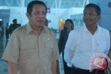 Menteri BUMN Dahlan Iskan berbincang-bincang dengan Bupati Berau Makmur HAPK, Selasa (26/2), di sela kunjungannya meninjau Bandara Kalimarau yang baru diresmikan. (Helda Mildiana/ANTARA)