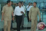 Menteri BUMN Dahlan Iskan berbincang-bincang dengan Bupati Berau Makmur HAPK dan Wakil Bupati Ahmad Rifai, Selasa (26/2), di sela kunjungannya meninjau Bandara Kalimarau yang baru diresmikan. (Helda Mildiana/ANTARA)