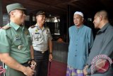 Amuntai (7/2) - Kapolres Hulu Sungai Utara (HSU) AKBP Rudi Hariyanto SIK bersama Dandim 1001 Amuntai Letkol Arm Ferry Krisna disela menemani kunjungan silaturrahim Pangdam VI Mulawarman Mayjen TNI Dicky W Usman di kediaman KH Asmuni atau Guru Danau Kecamatan Danau Panggang, Rabu (6/2)turut meminta petunjuk dan dukungan Ulama kharismatik tersebut terkait proses meminta keterangan dari warga Kecamatan Sungai Tabukan khususnya Warga Desa Pasar Selasa menyusul terjadinya insiden tewasnya anggota TNI di desa tersebut.(Foto Antara/Eddy/Humas/D)