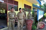 Amuntai, 20/2 - Wakil Bupati Hulu Sungai Utara (HSU) Husairi Abdi selaku ketua tim pembina Unit Kesehatan Sekolah (UKS) tingkat kabupaten bersama Kepala Dinas Kesehatan drg.Isnur Hatta dan pejabat Dinas Pendidikan meninjau kesiapan pihak sekolah Muhammadiyah Hambuku Tengah Kecamatan Sungai Pandan Alabio, Selasa (19/2). SD Muhammadiyah mewakili Kalimantan Selatan pada Lomba UKS tingkat nasional kini sedang melakukan beberapa perbaikan.(Foto Antara/edy/humas/D)
     