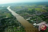 Foto udara Sungai Kapuas yang membelah pemukiman padat di Kota Pontianak, Kalbar, Selasa (19/2). Sungai Kapuas yang merupakan sungai terpanjang di Indonesia dengan panjang total 1.143 km tersebut, menjadi salah satu objek wisata unggulan Kota Pontianak yang banyak dikunjungi oleh wisatawan lokal dan mancanegara setiap tahunnya. FOTO ANTARA/Jessica Helena Wuysang/ss/nz/13