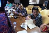 Komisi IV DPRD Kaltim dipimpin Ketuanya, H Ahmad Abdullah dan Wakil Ketuanya, HJ Encik Widyani, menggelar rapat dengar pendapat dengan perwakilan serikat pekerja PT KN, PT Jamsostek Kalimantan, Perwakilan Manajemen PT KN, PT Jamsostek Berau, Disnakertrans Kabupaten Berau dan Disnakertrans Kaltim membahas pencairan dana jaminan hari tua (JHT) pada kartu kepesertaan lama. (Lia Sanyoto/Humas DPRD kaltim)