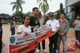 Wakil Gubernur Kaltim, H Farid Wadjdy, memberi tanda start Lomba Lari Gubernur Kaltim 10 K di Samarinda, Ahad pagi (17/2). Keluar sebagai Juara I Jauhari Johan dari Sumatera Selatan dan Triyaningsih dari Jawa Tengah. (Fajar/Humas Pemprov Kaltim)