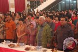 Gubernur Kaltim Dr H Awang Faroek Ishak menghadiri Perayaan Imlek 2564/2013 dan Silaturahmi Bersama Keluarga â€œYong Jing HKâ€ Samarinda, di Gedung Yong Jing, Samarinda, Jumat (22/2) malam. Dalam amanatnya Gubernur mengimbau perayaan Imlek hendaknya dapat menjadi tonggak atau milestone bagi masyarakat Tionghoa di Kaltim untuk dapat membangun dan memupuk rasa solidaritas untuk semua.(Heru/Humas Pemprov Kaltim)