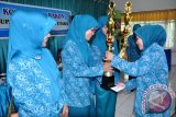 Amuntai (7/2) - Ketua Tim Penggerak PKK Hulu Sungai Utara (HSU) Hj Annisah Rasyidah Wahid menyerahkan Tropi pemenang lomba pemanfaatan pekarangan kepada PKK Desa Pihaung, Sungai Pandan Hulu dan Manarap Hulu dimana ditengah keterbatasan lahan pekarangan yang umumnya di atas areal rawa kaum ibu di desa mampu memanfaatkan pekarangan untuk tanaman sayur dan tanaman obat.(Eddy/Humas)