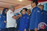 Ketua DPD Partai Demokrat Kaltim, Isran Noor, melantik pengurus DPC Partai Demokrat Nunukan, ditandai penyematan "pin" kepada Ketua DPC Partai Demokrat Nunukan, Irma Basri, di Gedung Amalia Jalan Tanjung Nunukan, Senin (4/2). (M Rusman/ANTARA)
