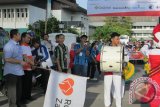 Banjarmasin, 25/2 - Wakil Walikota Banjarmasin H.M. Irwan Anshari didampingi pimpinan Rumah Zakat Banjarmasin mengibarkan bendera star tanda dimulainya Karnaval Sadar Gizi saat Peringatan Hari Gizi Nasioan (HGN) 2013 di Halaman kantor gubernur Kalsel, Minggu (24/2). Peringatan HGN kerjasa Rumah Zakat dan Cita Sehat Foundation dan STIKES Muhammadiyah  Banjarmasin menggelar Lomba Karnaval Sadar Gizi Tingkat SD-SLTA dan SMK/Sederajat se-Kota Banjarmasin.