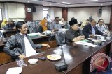 Badan Legislasi DPRD Kaltim dipimpin Ketuanya, H Rakhmat Majid Gani dan Wakil Ketuanya, Andarias P Sirenden, menerima kunjungan Banleg DPRD Jawa Timur yang dipimpin ketuanya, Zainal Arifin. Pertemuan membahas soal Pembentukan Perda. Tampak suasana pertemuan dan sesi foto bersama. (Lia Sanyoto/Humas DPRD Kaltim)